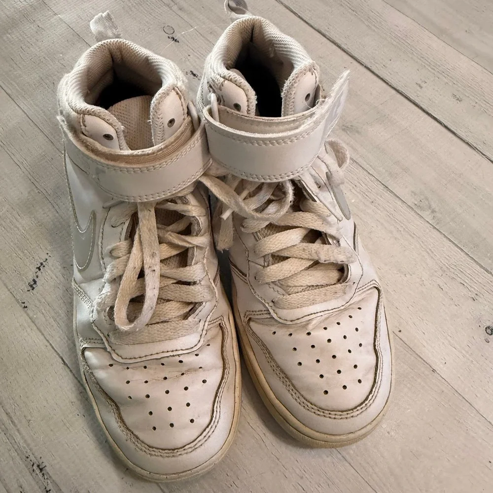 Nike Court Borough Mid 2 Sneakers White Gray big‎ kids youth size 4.5
